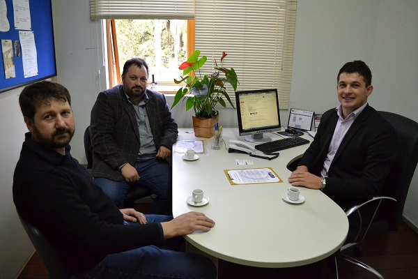 Os inspetores Rodrigo Ferranti e Rogério Dupont e o presidente da Câmara de Garibaldi, vereador André Bussa