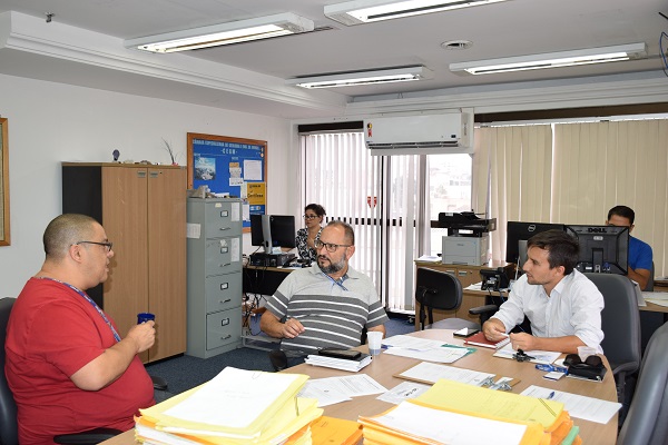 Geominas: a coordenação do Eng. Minas Eduardo Schimitt da Silva e do Geól. André Almeida Bastos (adjunto). A reunião contou com a presença do gerente da Fiscalização, Marino Greco