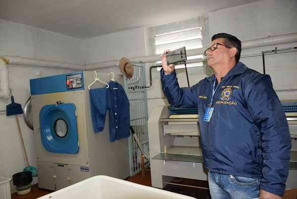 Todos os setores foram visitados, na foto fiscal do Crea na lavanderia 