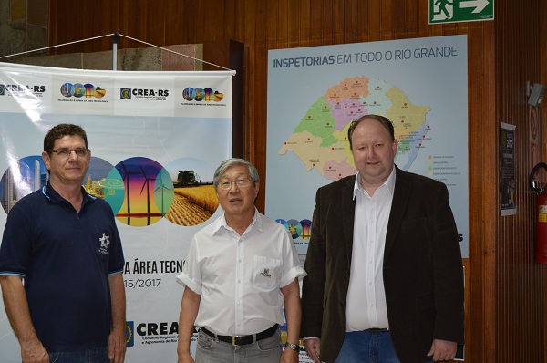 Da esq.: Eng. Agr. Gilmar Francisco Vione, inspetor tesoureiro;  Eng. Civil e Seg. Trabalho Claudio Akila Otani, inspetor chefe; Eng. Mec. e Seg. Trabalho Marcos Antônio Kercher, inspetor secretário