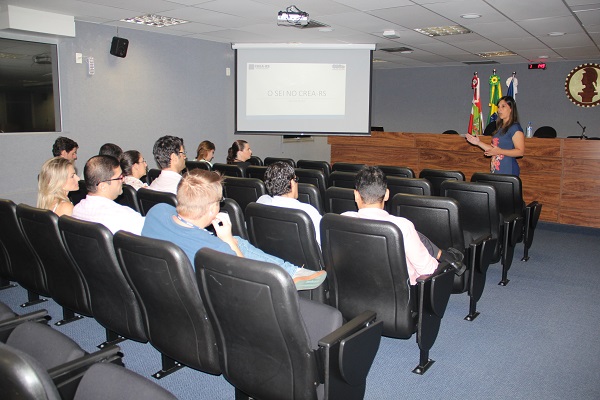 Mariane Wagner Albino apresentou o SEI