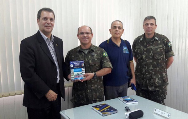 Engenheiros foram presenteados com o livro sobre a Engenharia da Construção