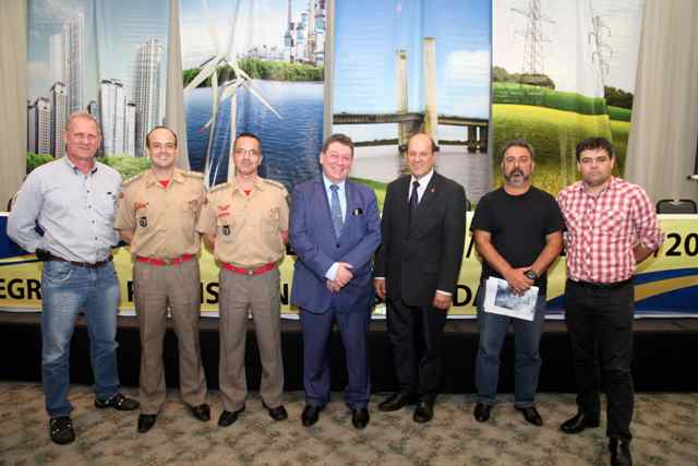 Representante dos Inspetores e diretoria do CREA-RS entregam Moção aos representantes do Corpo de Bombeiros