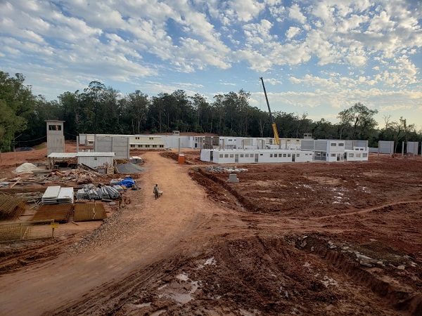 Com área total construída de 8.847,29 m², o presídio comportará vagas para 600 detentos do regime fechado
