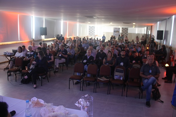 Representantes de cerca de 60 entidades presentes 