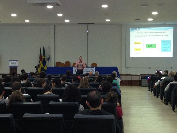 O gerente do Registro e ART, Eng. de Minas Sandro Schneider, ministrou uma palestra sobre ART na Semana Acadêmica