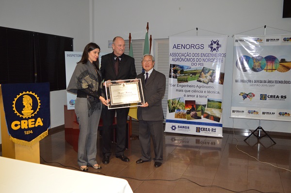 Vereador Ulrich entrega placa aos Engenheiros Otani e Nanci