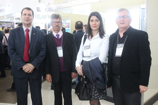 À esquerda, Eng. Melvis Barrios Junior, junto a profissionais e Eng. Amb. Nanci Walter 