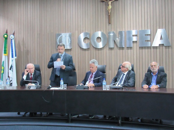 "Vamos procurar preencher os espaços de representação nacional", discursou o novo presidente eleito