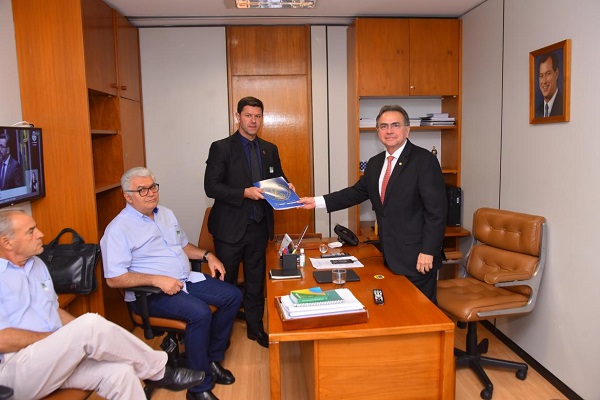 Coordenador Nacional da Coordenadoria das Câmaras Especializadas de Engenharia Química, Luís Sidnei Barbosa, entrega proposta de projeto de lei ao deputado Leônidas Cristino
