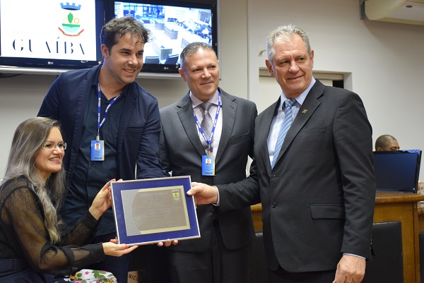 Entrega da placa ao vice-presidente e inspetores de Guaíba