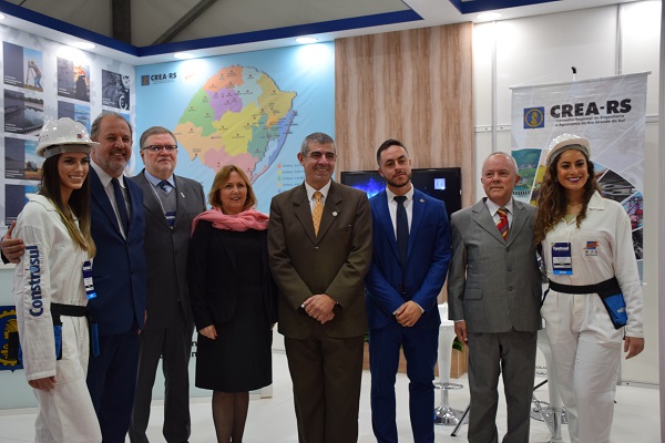 Autoridades no estande do CREA-RS