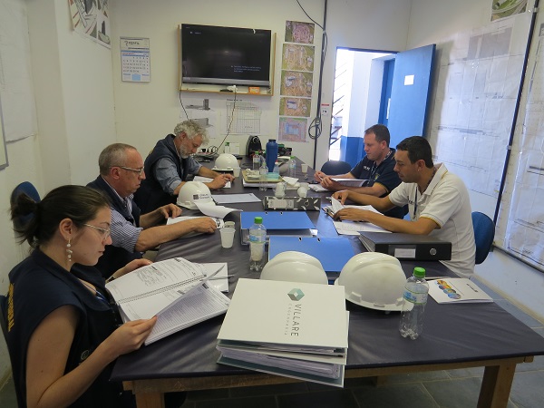 Equipe de Fiscalização verifica documentação das obras