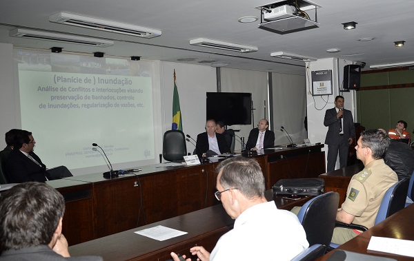 Eng. Bulhões em sua apresentação