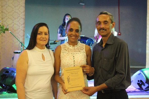 Kátia Messa recebeu o troféu das mãos da presidente da escola de samba Unidos dos Canudos Ilva Goulart e do segundo vice-presidente Everaldo Peduzzi