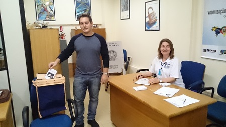 Apesar da forte chuva em Três Passos, profissionais comparecem às urnas