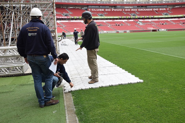 O piso sobre o gramado é antiderrapante e antichama, enquanto o do palco sustenta o trânsito de equipamentos e veículos no momento da montagem