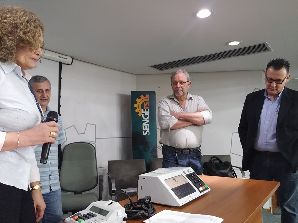 Técnicos do TRE demonstram uso de urnas eletrônicas