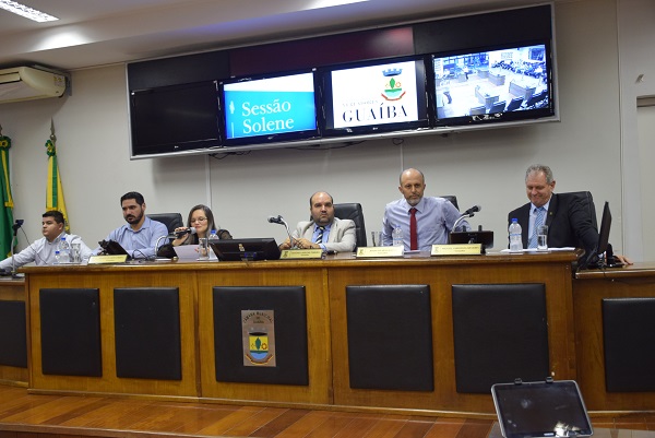 Mesa composta para a homenagem, com a manifestação da vereadora Fernanda  Garcia