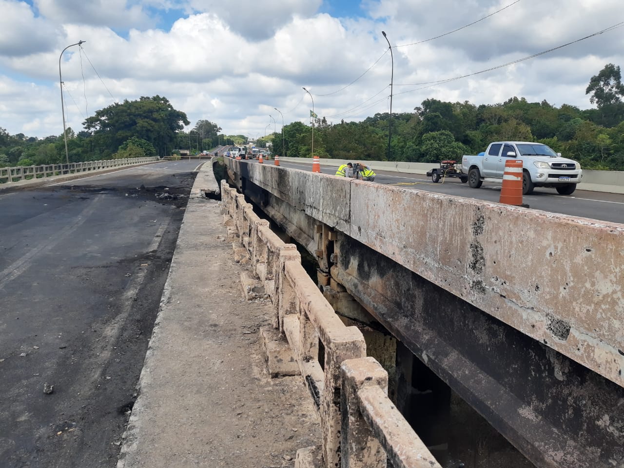 Serviço de reparo na ponte depois do acidente de sábado