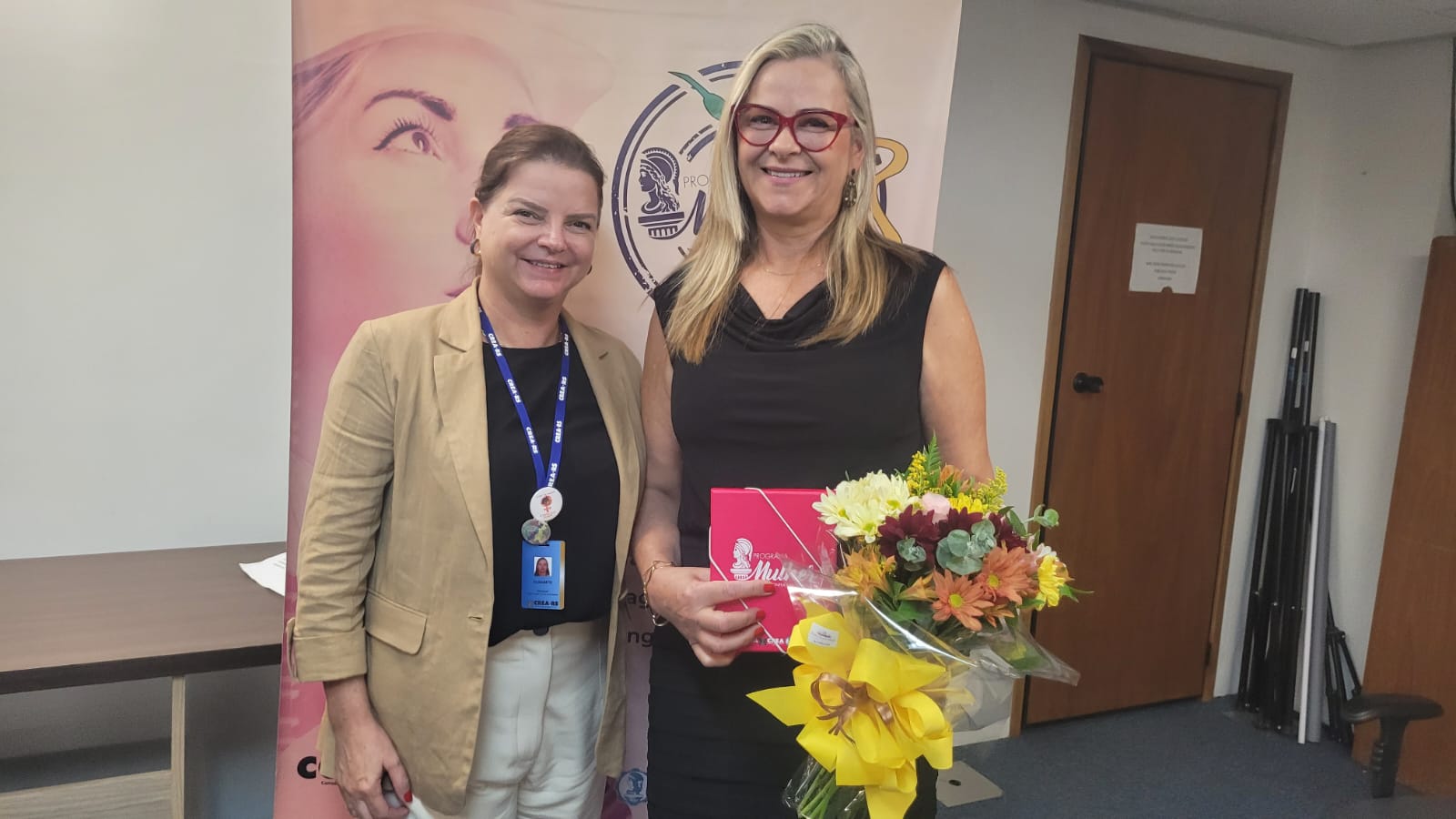 A Dr. Rosi foi homenageada pela Eng. Agr. Elisabete Gabrielli, coordenadora do Comitê Gestor Mulher RS