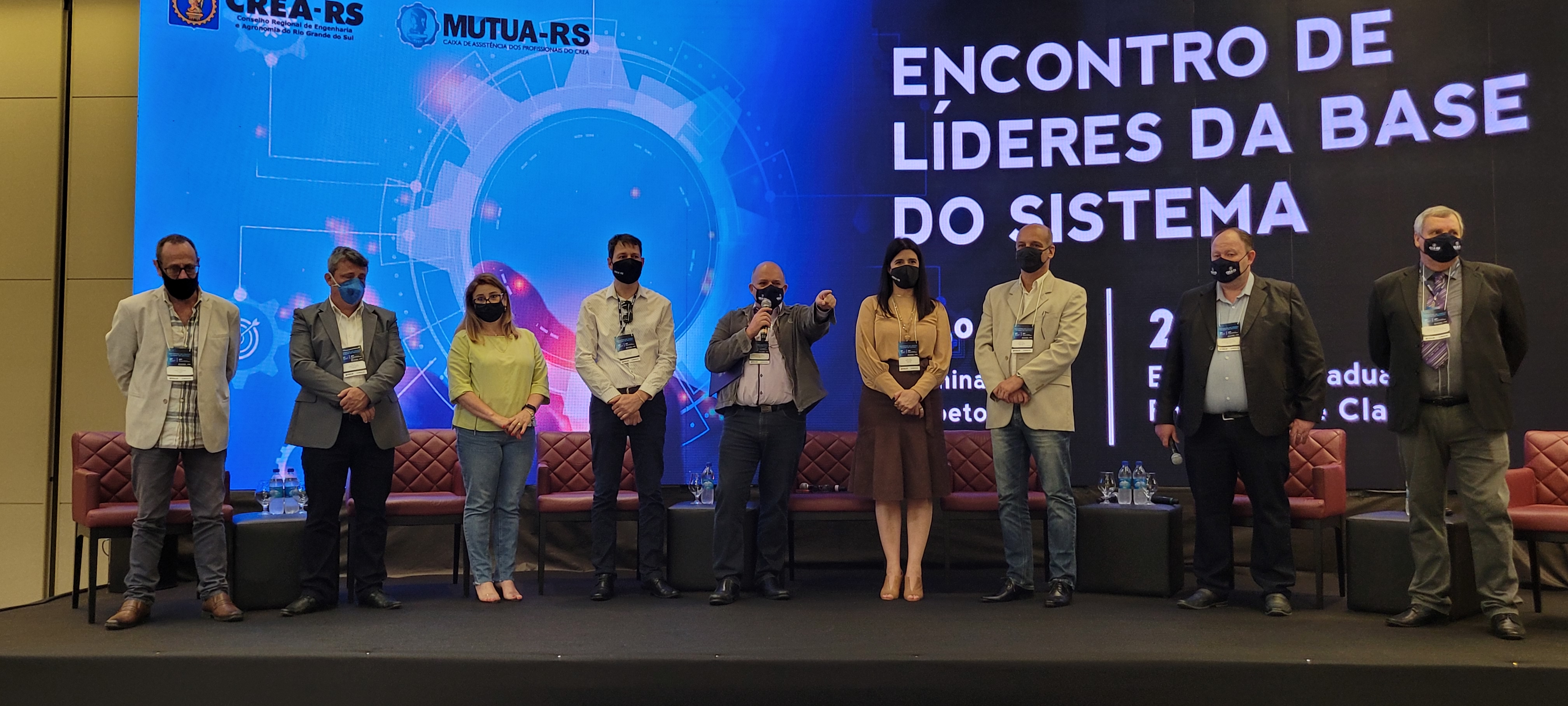 Eng. eletr. Fernando Luiz Carvalho da Silva, grandes serviços prestados ao Sistema Confea/Crea e Mútua, recebeu a homenagem das lideranças. Também acompanhou a funcionária administrativa da Inspetoria Santa Pozzoco dos Santos