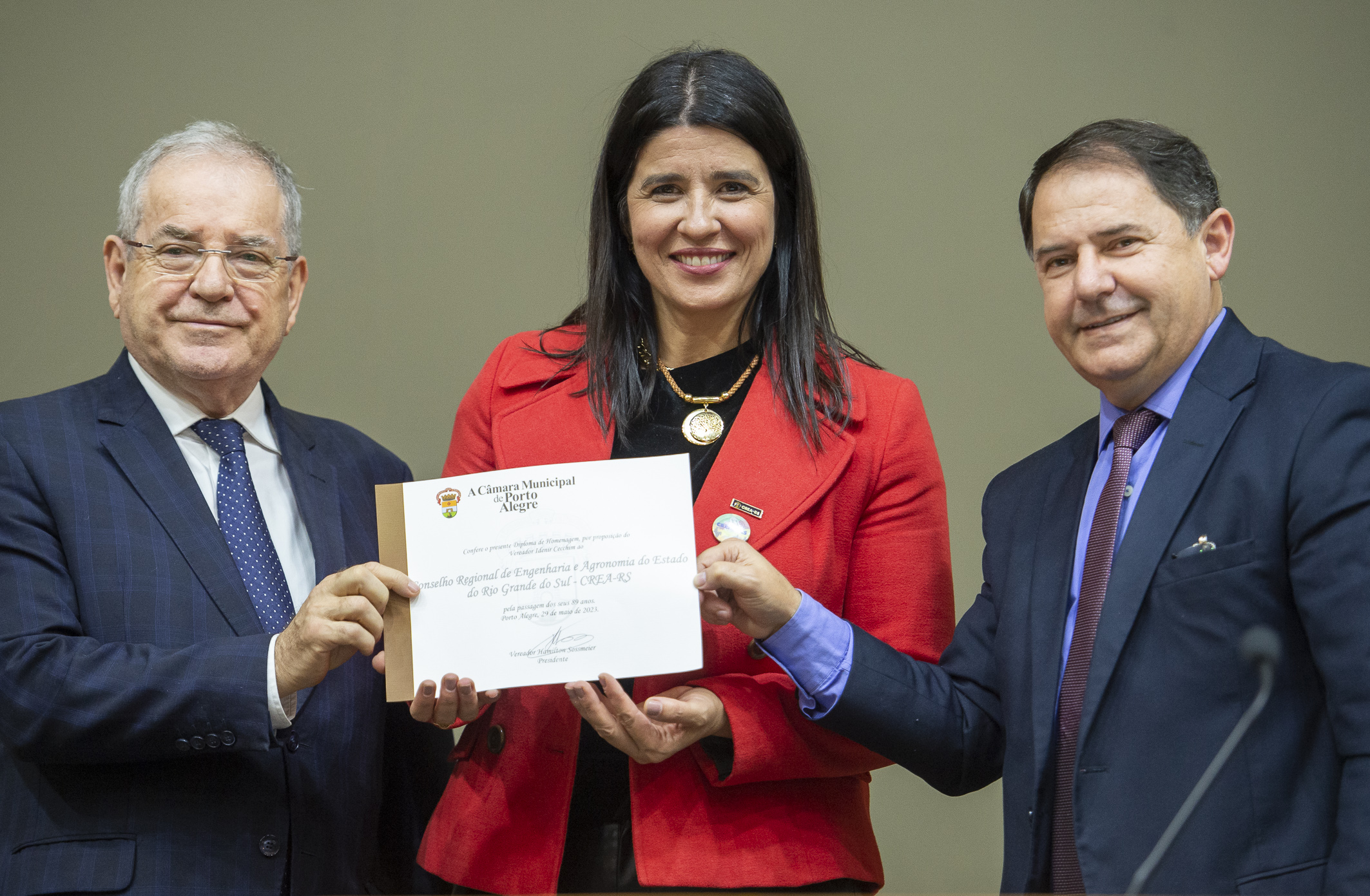 Presidente Nanci, entre Hamilton Sossmeier (PTB), presidente da Câmara, e o vereador proponente