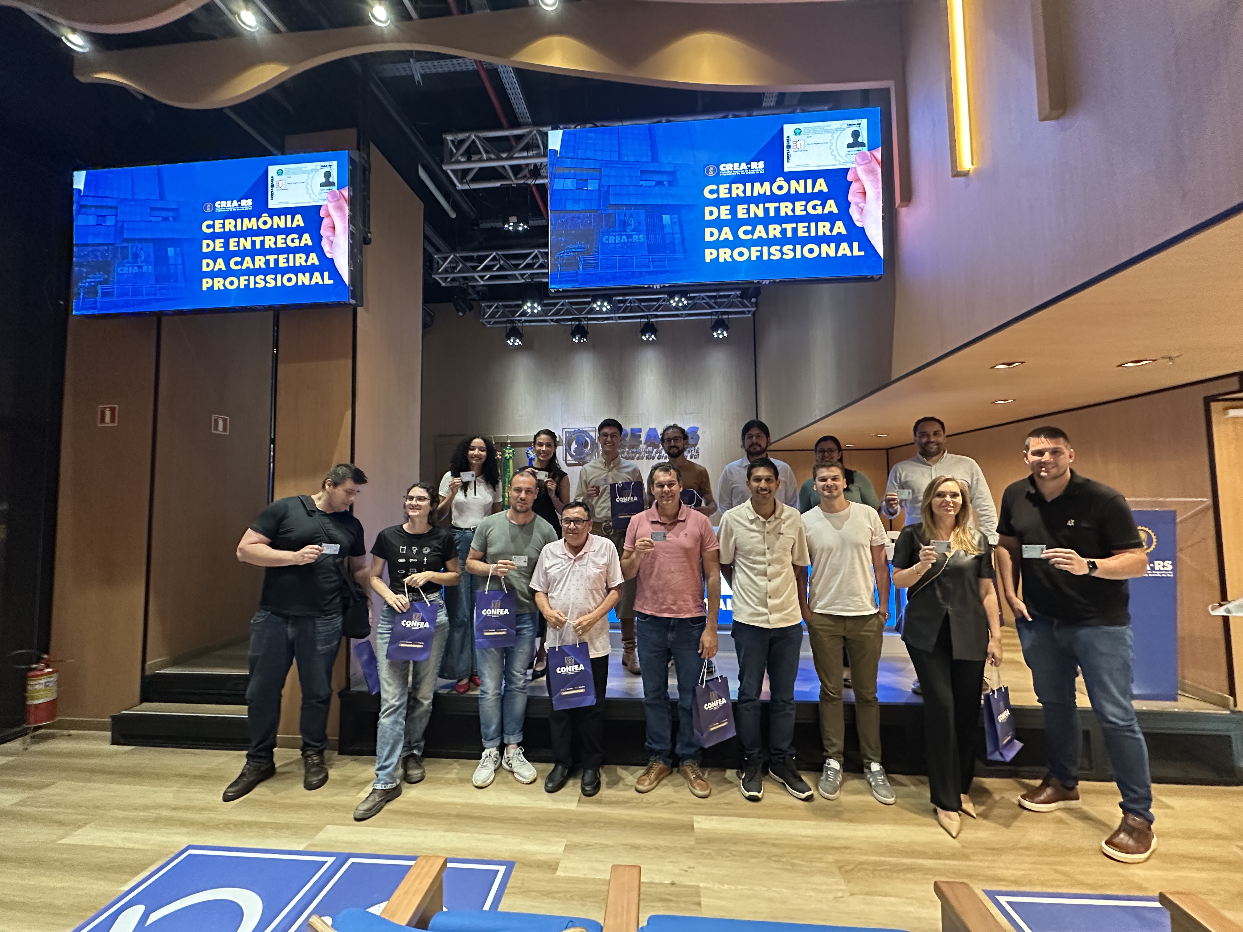 Profissionais que receberam as carteirinhas