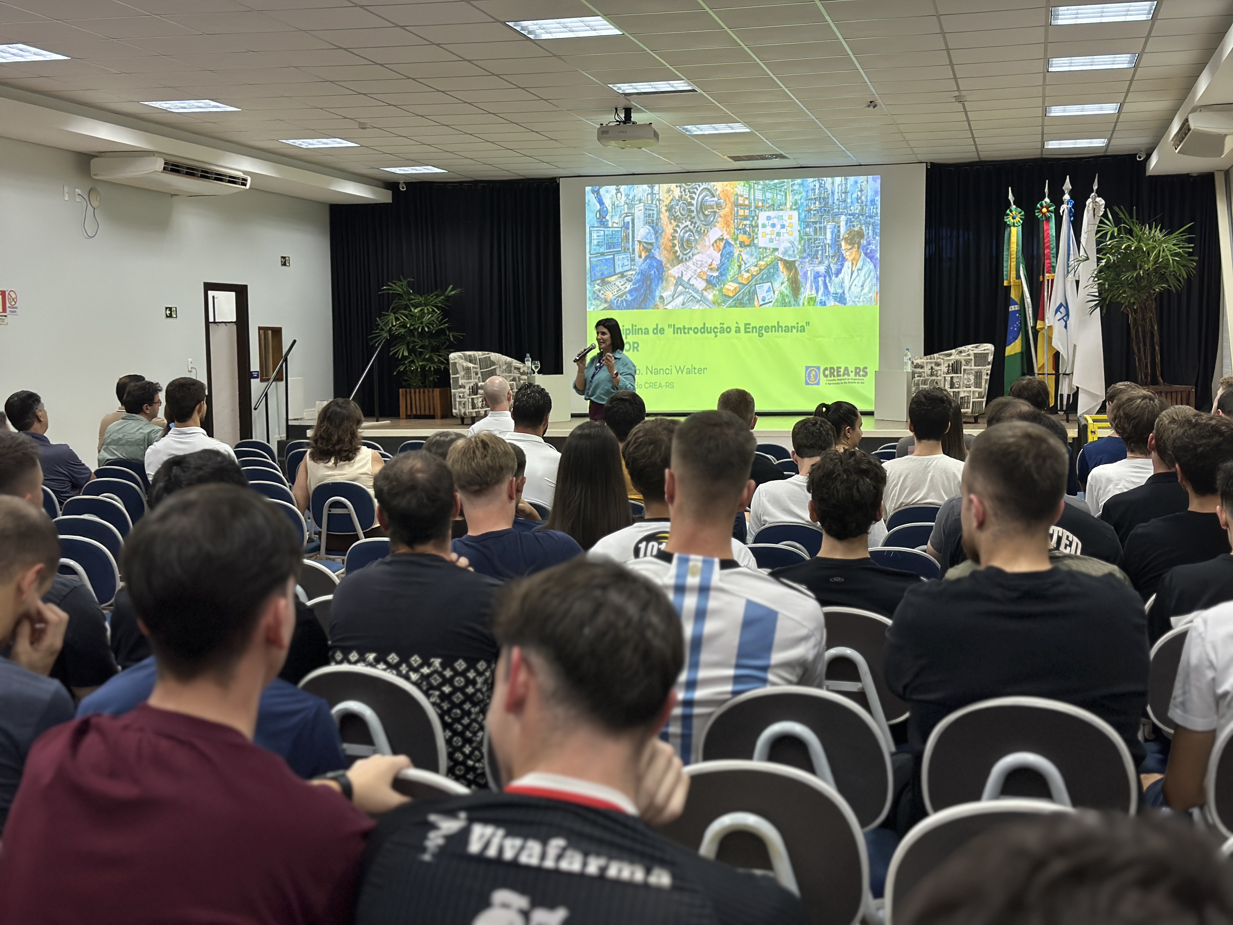 Durante sua fala, destacou a import&acirc;ncia da integra&ccedil;&atilde;o entre institui&ccedil;&otilde;es de ensino, mercado e entidades de classe