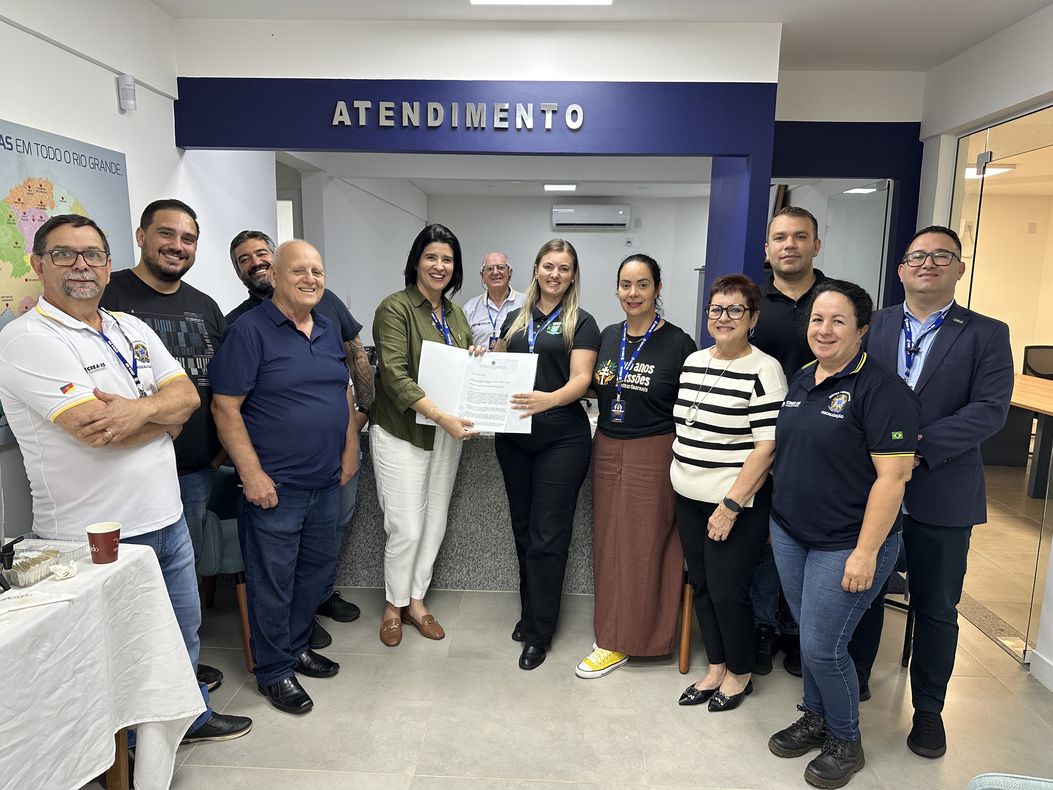 A Eng. Eloisa recebeu o of&iacute;cio das m&atilde;os da presidente Eng. Nanci