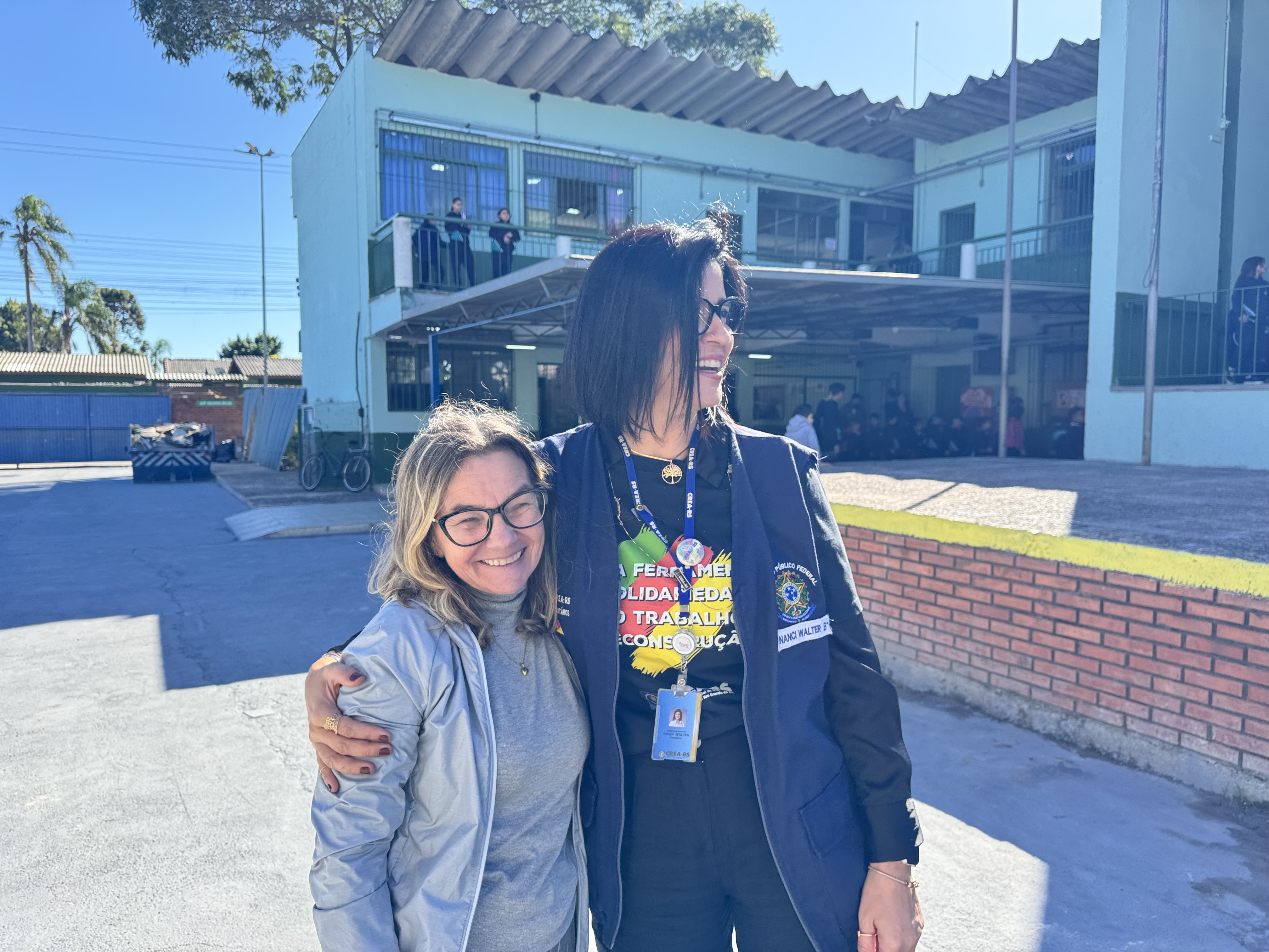 A diretora de uma das escolas, Eliane Ziegler, agradeceu os profissionais voluntários do Reconstruir
