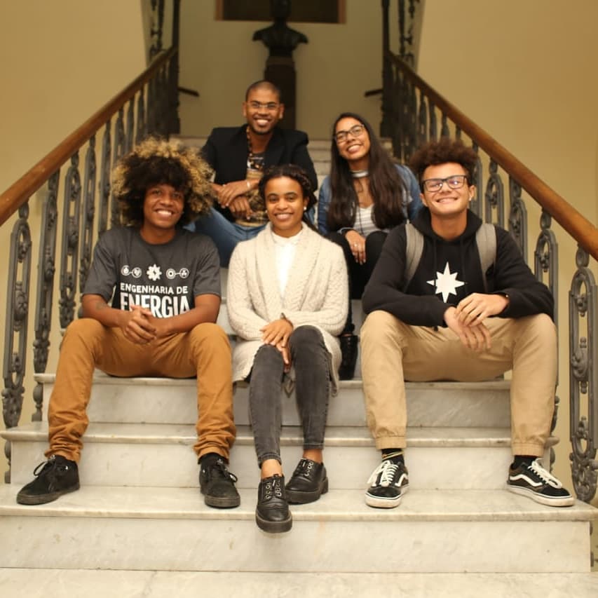 Na fileira de baixo, à esquerda, Rafael com seus colegas calouros de 2019/1 dos cursos de engenharia