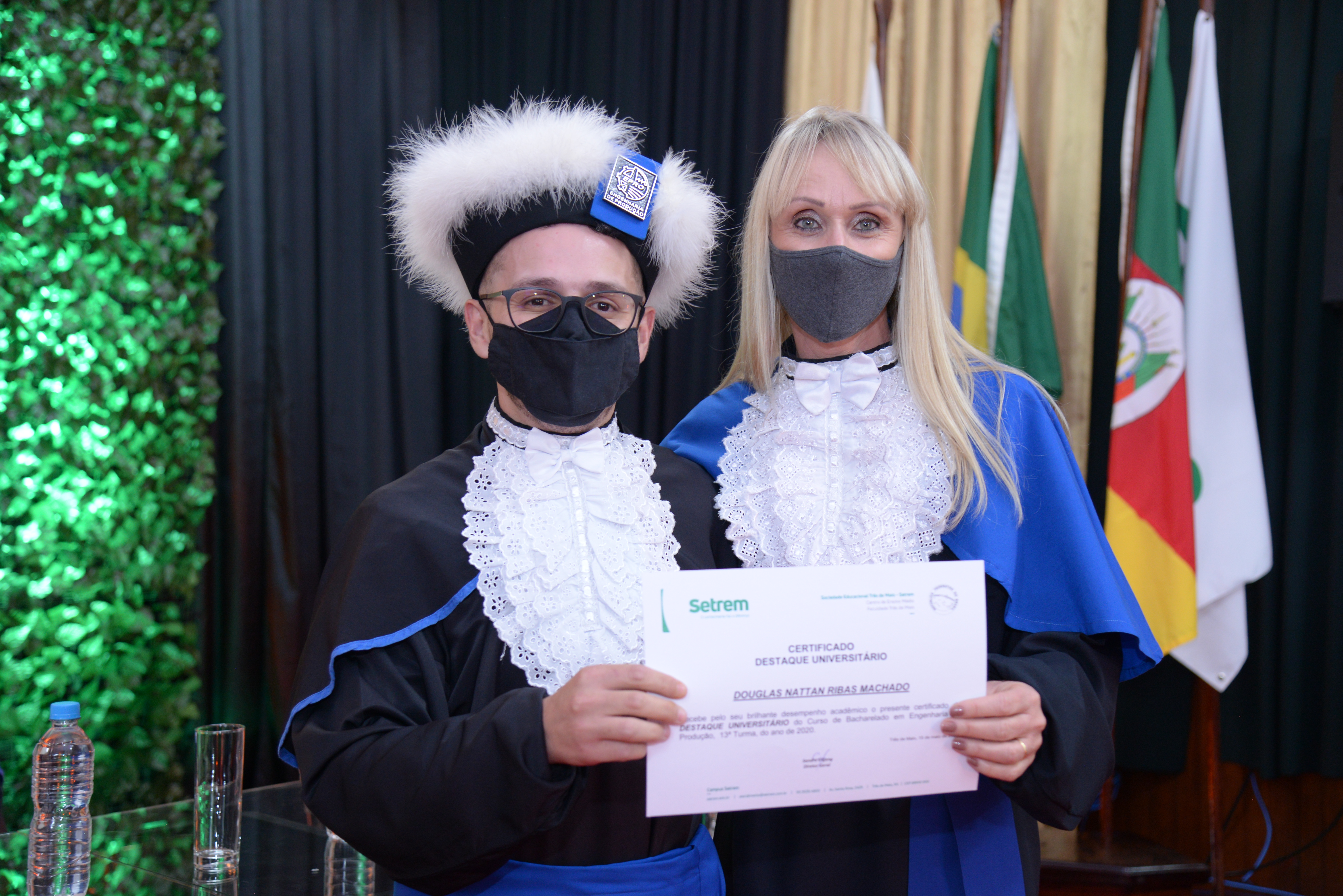 Prof. Márcia, coordenadora do curso, entrega distinção ao Eng. Prod. Douglas Machado