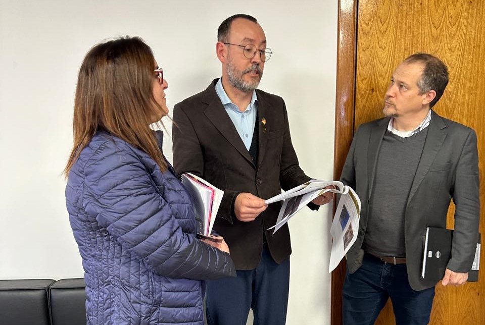 O gestor institucional apresenta um dos laudos técnicos feito das escolas de Canoas