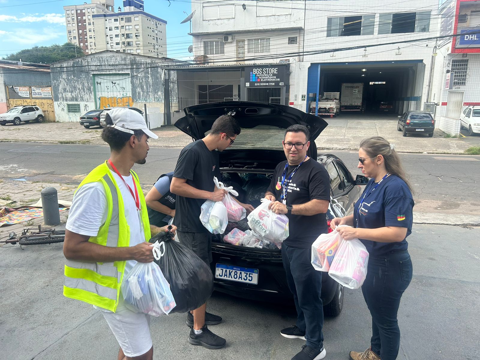 Com 80 abrigados, Emerson coordena as doações e o funcionamento do espaço