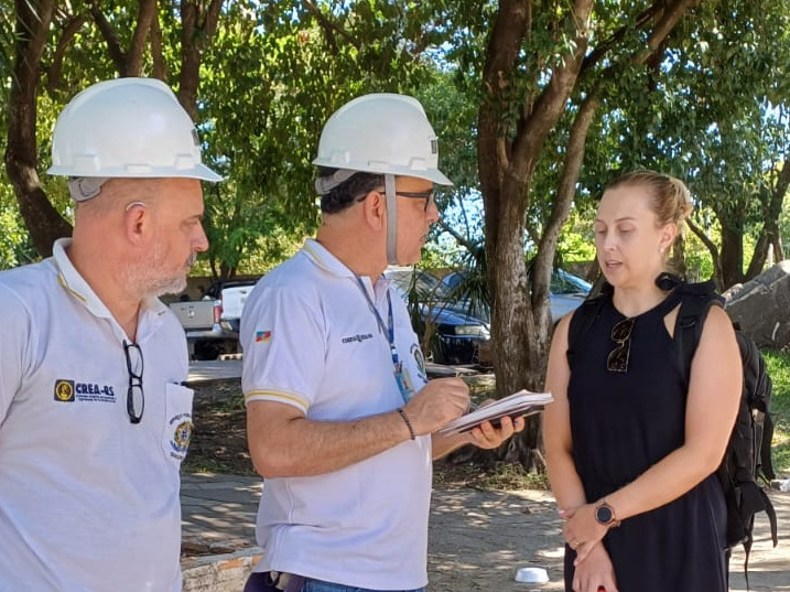 Engenheiros de Segurança do Trabalho Roselaine Mignoni  e Nelson Agostinho Burille, coordenadora e adjunto