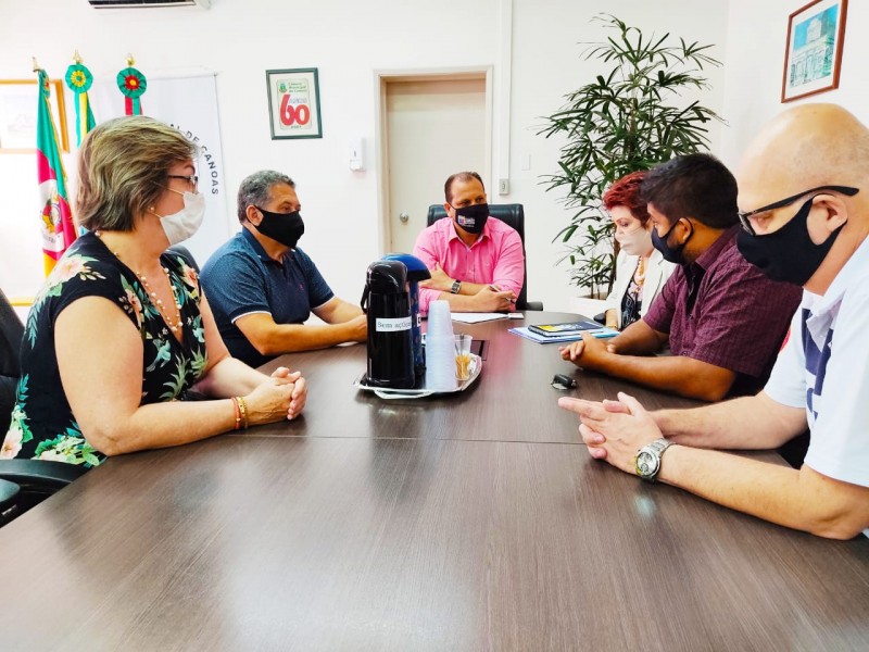Nova diretoria da Seaca e o presidente da Câmara de Canoas / Crédito: Presidência / CMC