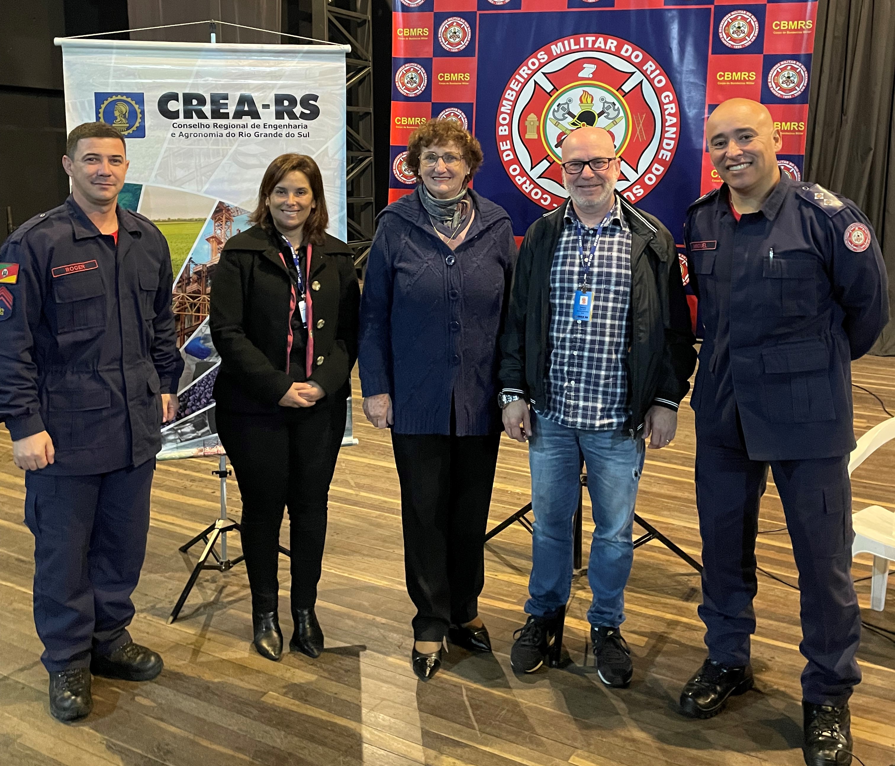 Representantes da Inspetoria e Fiscalização do CREA-RS em evento promovido pelo Corpo de Bombeiros de Canela