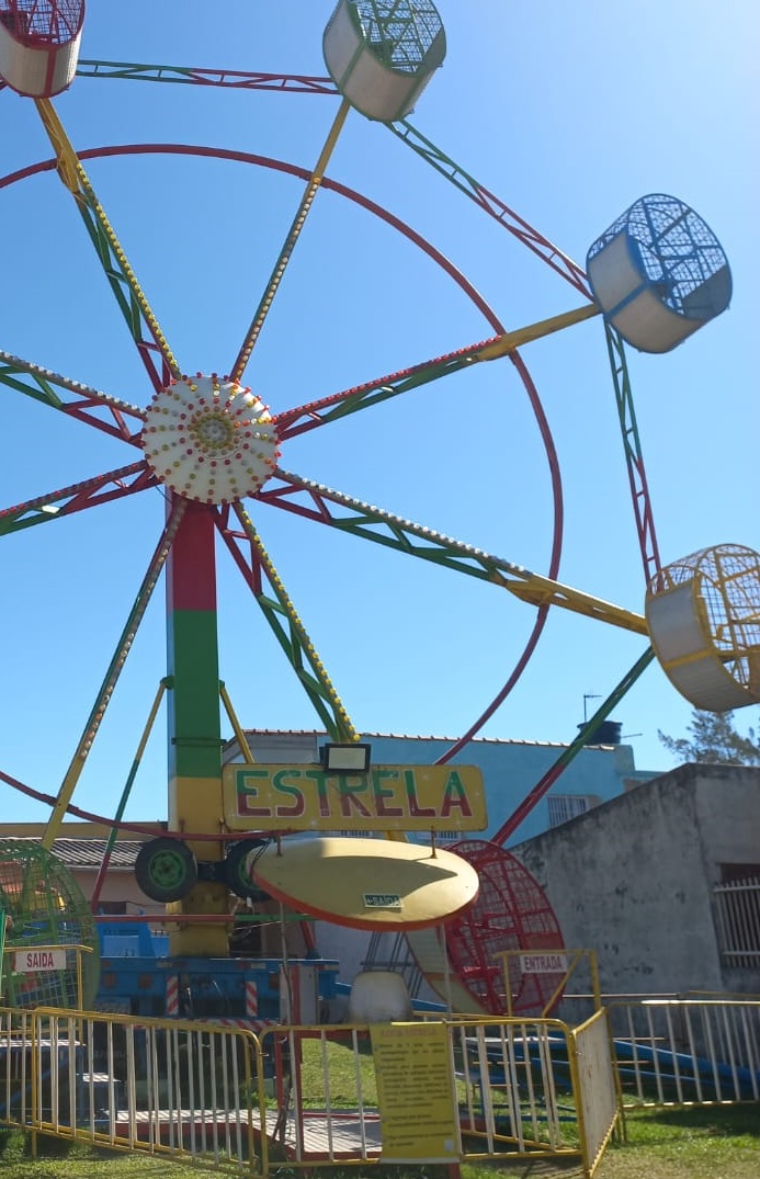 A montagem de estruturas e instalações eletromecânicas precisam ser realizadas por profissional habilitado