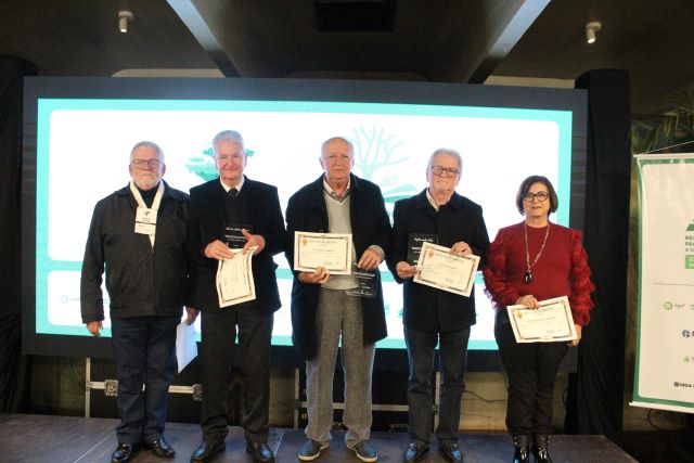 Formados da primeira turma do curso da Engenharia Florestal da UFSM, no ano de 1974
