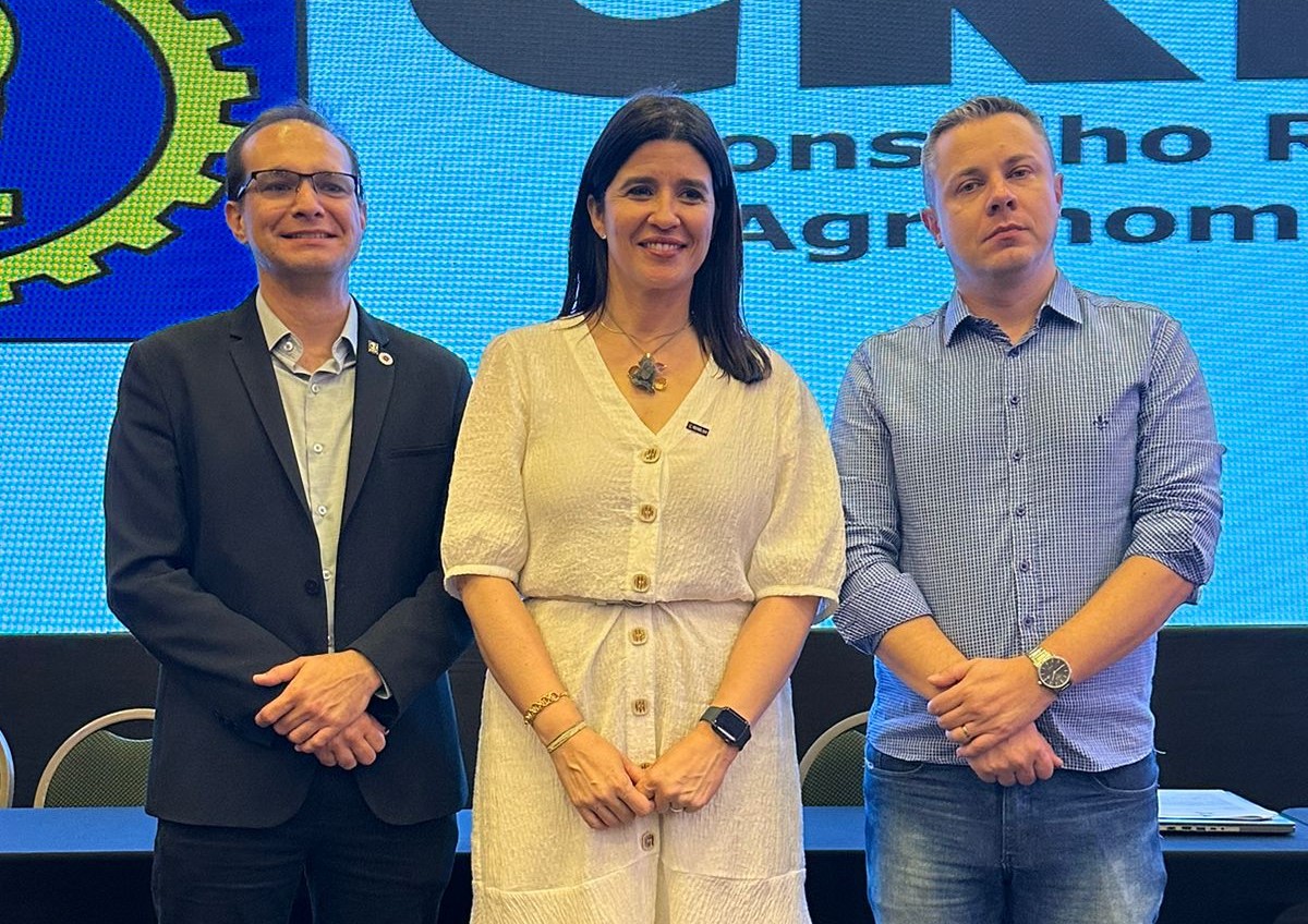 Eng. Ambiental Nanci Walter, presidente do CREA-RS, entre o Eng. Matheus Piato (à esq.) e o Eng. Eduardo Brito Souto