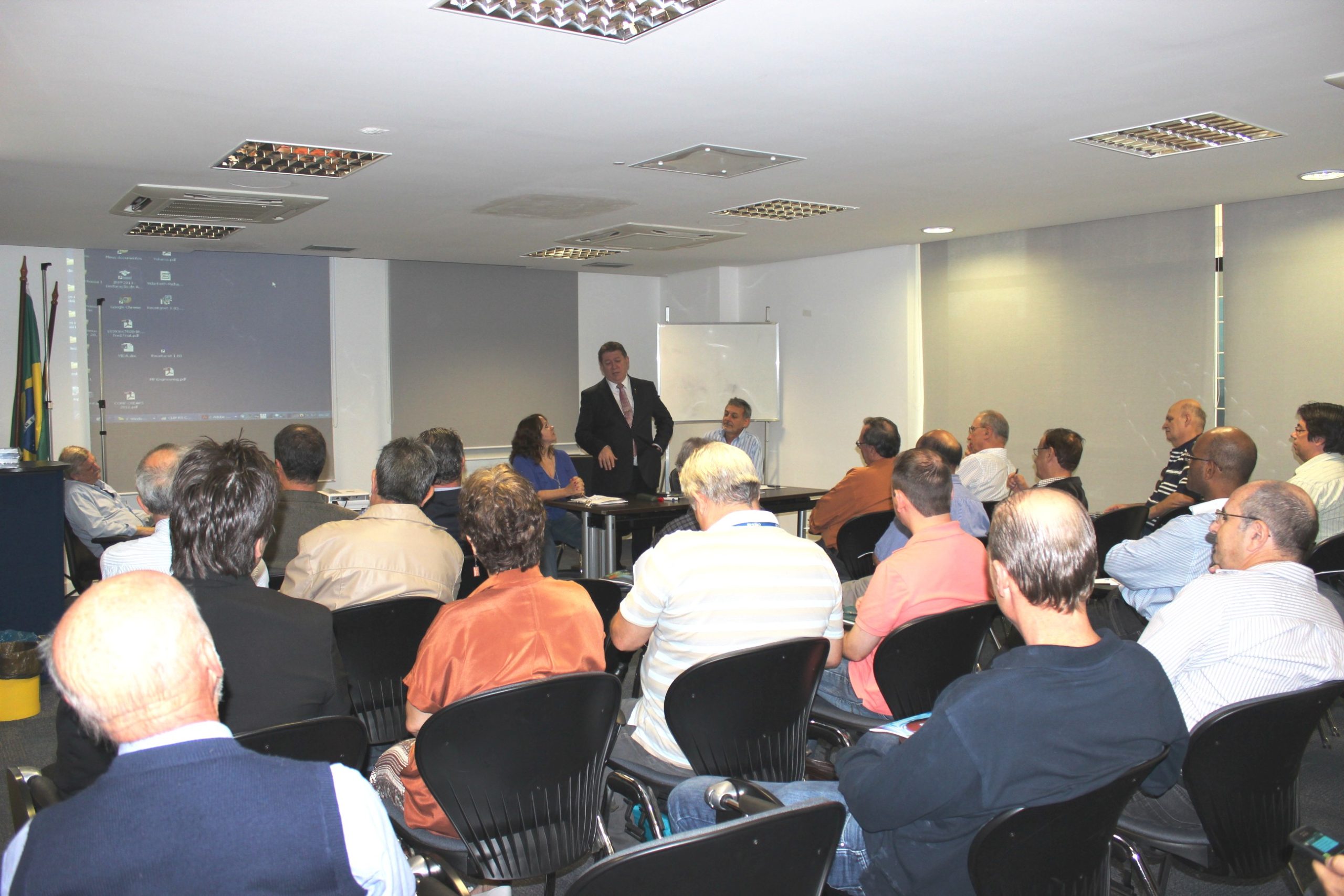 Profissionais da Capital debatem legislação profissional