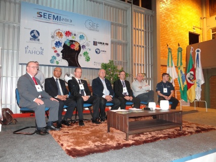 Engenheiros Mecânicos reunidos em eventos em Horizontina