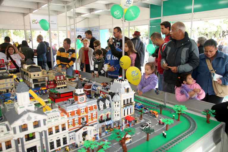 Cidade de Lego atrai diferentes gerações ao estande do CREA-RS na Redenção