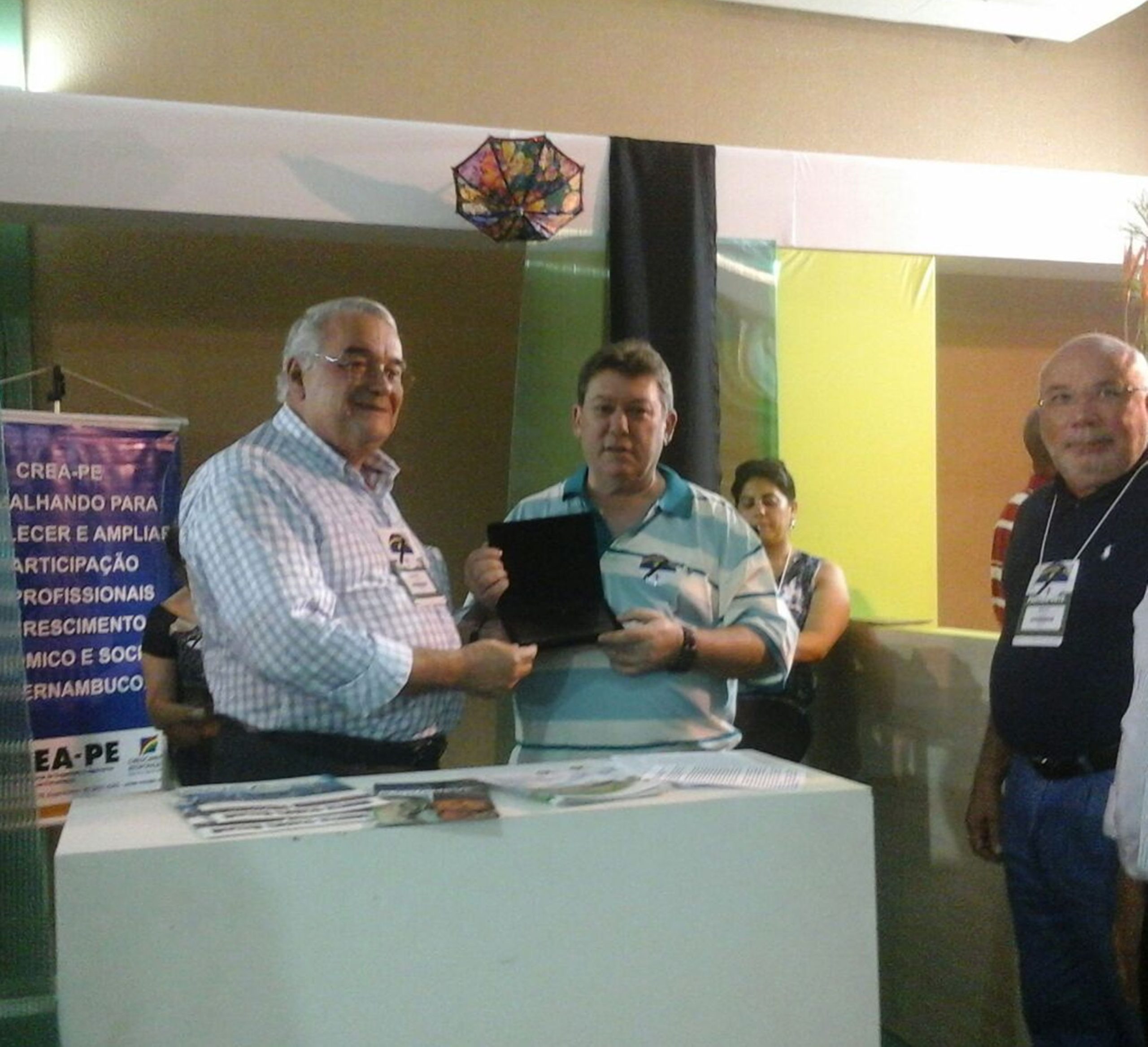 Presidente Capoani recebe homenagem do CREA-PE