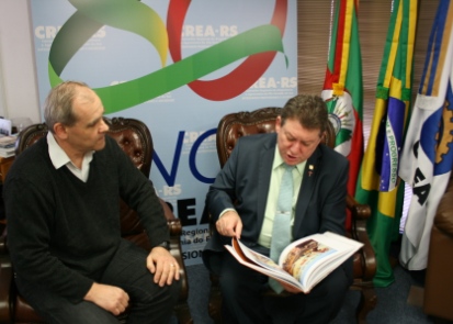 Eng. Capoani é presenteado com obra de Clébio Sória
