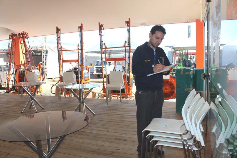 Agentes fiscais verificaram estandes da Expointer, que inicia sábado