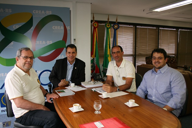 Representantes de entidade de Passo Fundo visitam CREA-RS