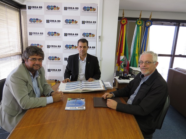 Representantes do Instituto de Geociência apresentam Atlas Ambiental ao CREA-RS
