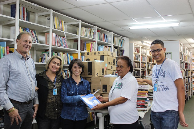 CREA-RS doa 450 livros no Dia do Livro